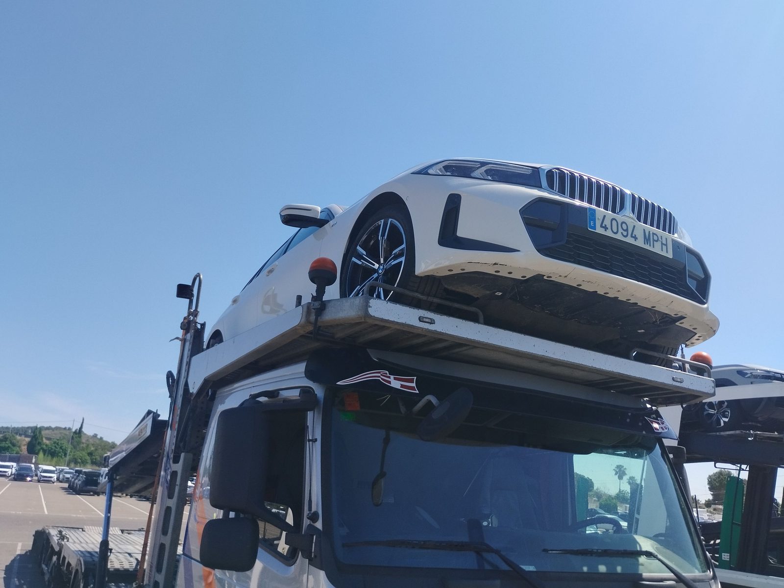 Vehículo siendo cargado en camión góndola